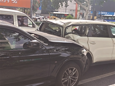 道路恢复畅, 车的司机是, 车身上写着 道路恢复畅, 车的司机是, 车身上写着